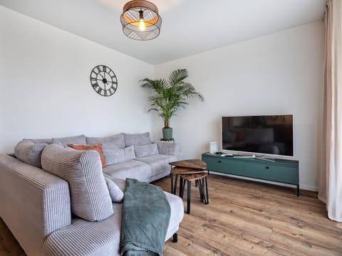 Communal lounge/ TV room, TV and multimedia, Living room, Seating area, Evening entertainment