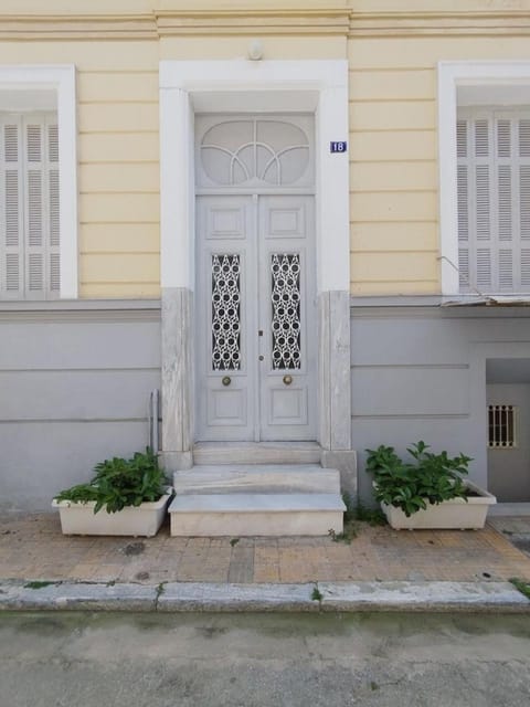 Apartment Atiki metro shared bathroom and kitchen Bed and Breakfast in Athens