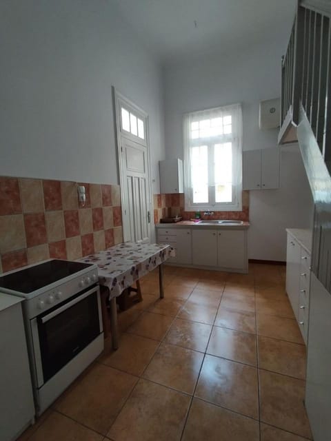 Apartment Atiki metro shared bathroom and kitchen Bed and Breakfast in Athens