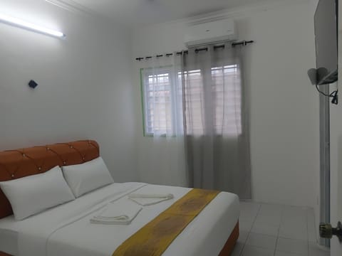 Bed, Bathroom, TV and multimedia, View (from property/room)