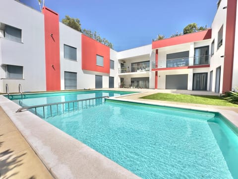Property building, Day, Pool view, Swimming pool, Swimming pool