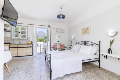 Bed, TV and multimedia, Kitchen or kitchenette, Photo of the whole room