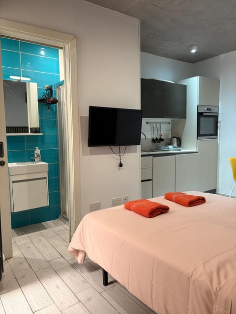 Bed, Kitchen or kitchenette, Bedroom
