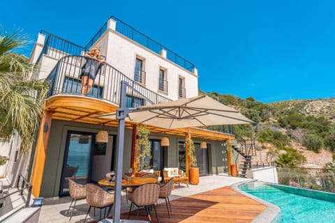 Property building, Patio, Dining area, Swimming pool