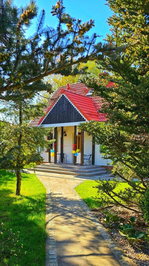 Property building, Facade/entrance, Spring, Day, Natural landscape, Summer, Garden, Garden view, Location