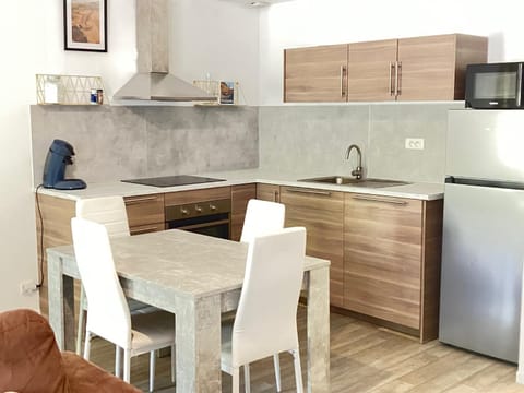 Kitchen or kitchenette, Dining area, oven, stove