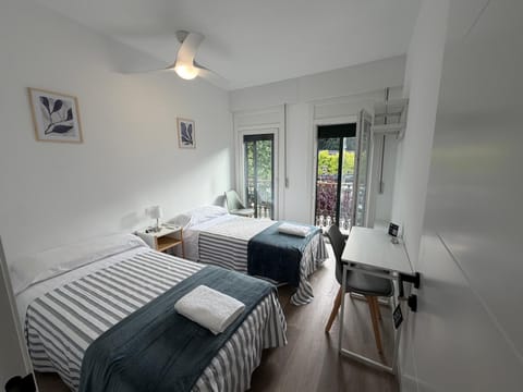 Bed, Balcony/Terrace, Photo of the whole room, Bedroom, towels
