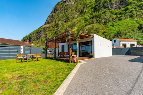 Property building, Spring, Day, Natural landscape, Garden, Garden view, Mountain view