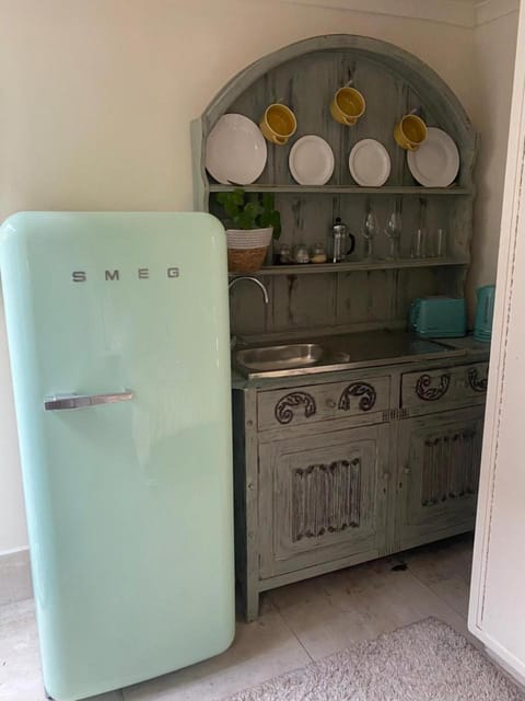 Villa Paradiso, Luxurious 8-Unit Escape in Bakoven, Camps Bay ! Bed and Breakfast in Cape Town