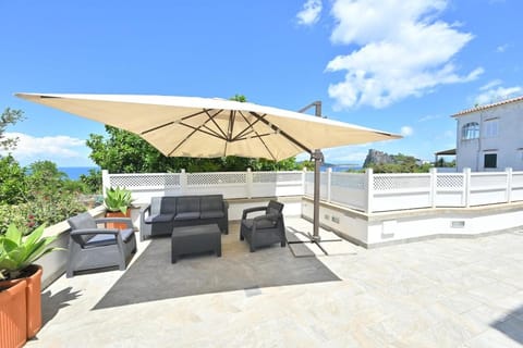 View (from property/room), Balcony/Terrace, sunbed