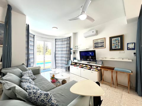 Communal lounge/ TV room, Living room