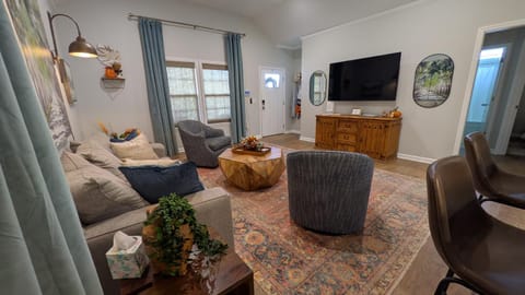 Communal lounge/ TV room, TV and multimedia, Living room, Seating area, Evening entertainment