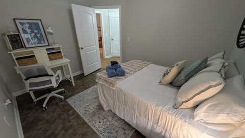 Bed, Bedroom, towels