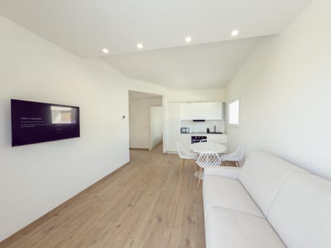 Kitchen or kitchenette, Living room, Seating area, Dining area, oven, stove