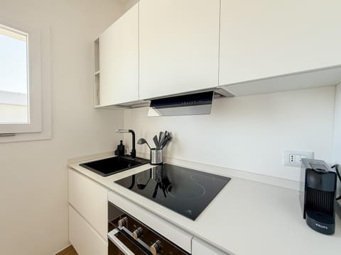 Coffee/tea facilities, Kitchen or kitchenette, dishwasher, stove