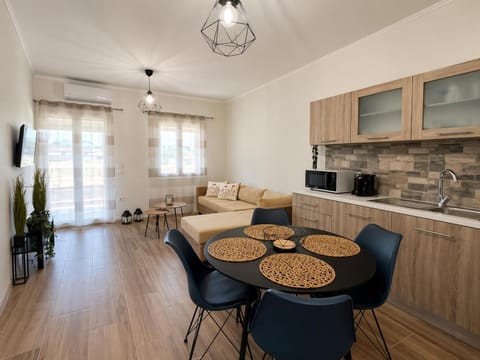Kitchen or kitchenette, Living room, Seating area, Dining area
