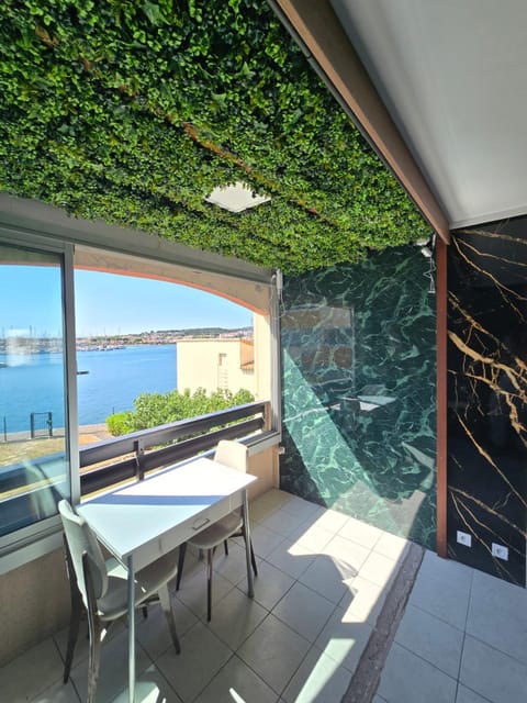 Day, Natural landscape, View (from property/room), Seating area, Dining area, Sea view