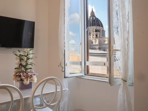 TV and multimedia, Living room, Landmark view