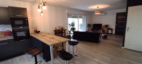 Kitchen or kitchenette, Seating area