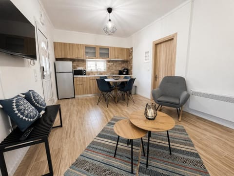 TV and multimedia, Kitchen or kitchenette, Living room, Seating area