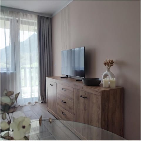 TV and multimedia, Balcony/Terrace, Food and drinks, Seating area, Lake view, Mountain view, internet