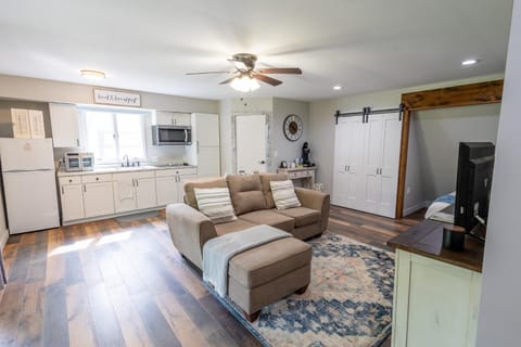 TV and multimedia, Kitchen or kitchenette, Living room, oven, pet friendly, stove