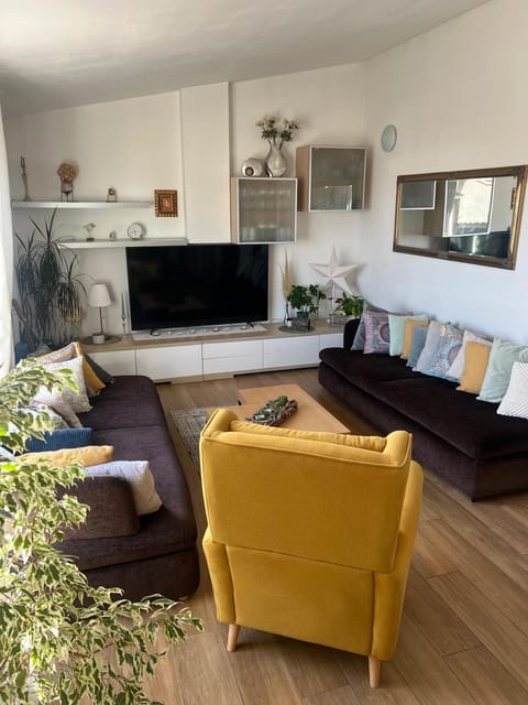 Communal lounge/ TV room, TV and multimedia, Living room, Seating area, Evening entertainment