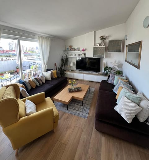 Communal lounge/ TV room, TV and multimedia, Living room, Seating area, Evening entertainment