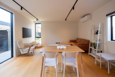 TV and multimedia, Living room, Seating area, Dining area, air conditioner