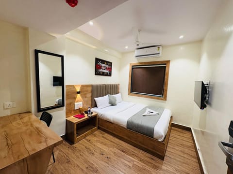 Bed, TV and multimedia, Photo of the whole room, Bedroom, towels, air conditioner