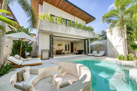 Property building, Day, Pool view, Swimming pool, Swimming pool, sunbed