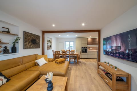 TV and multimedia, Living room, Dining area