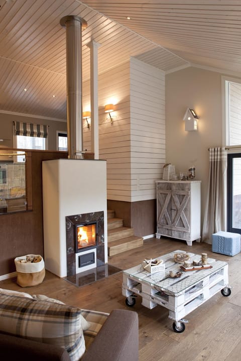 Living room, Photo of the whole room, Seating area, fireplace, flat iron