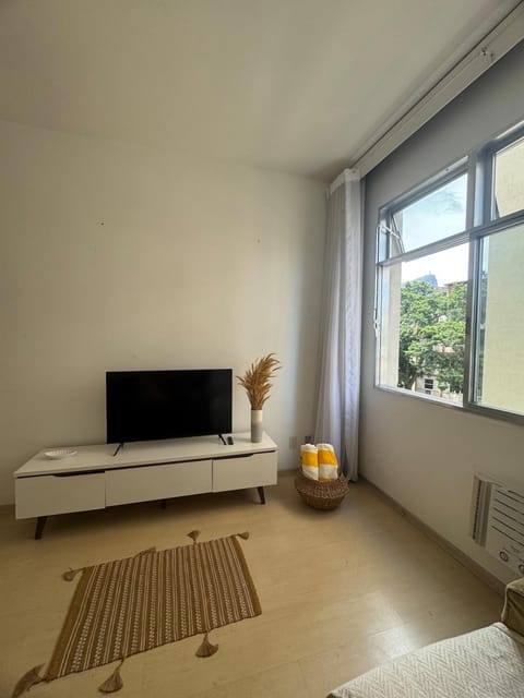 Communal lounge/ TV room, City view