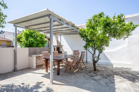 Patio, Day, BBQ facilities, Dining area, Inner courtyard view