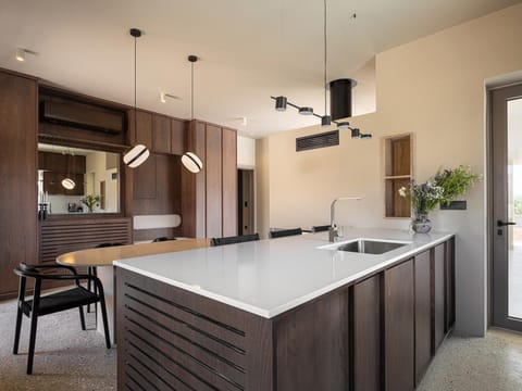 Kitchen or kitchenette, Dining area