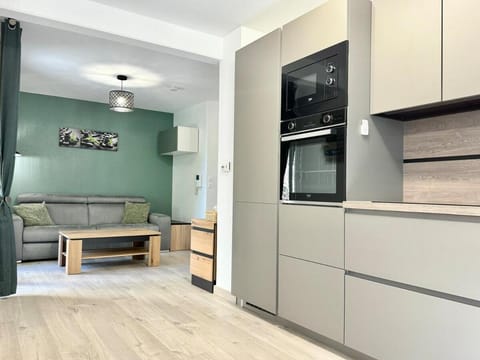 Kitchen or kitchenette, Living room, Seating area, Dining area