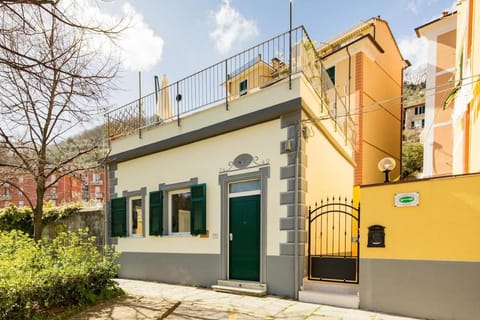 La Posta Di Cadimare - Chill in the Mezzanine Bedroom at a Former Post Office House in La Spezia