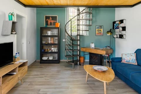 La Posta Di Cadimare - Chill in the Mezzanine Bedroom at a Former Post Office House in La Spezia