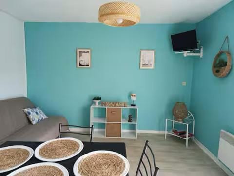 TV and multimedia, Living room, Seating area, Dining area
