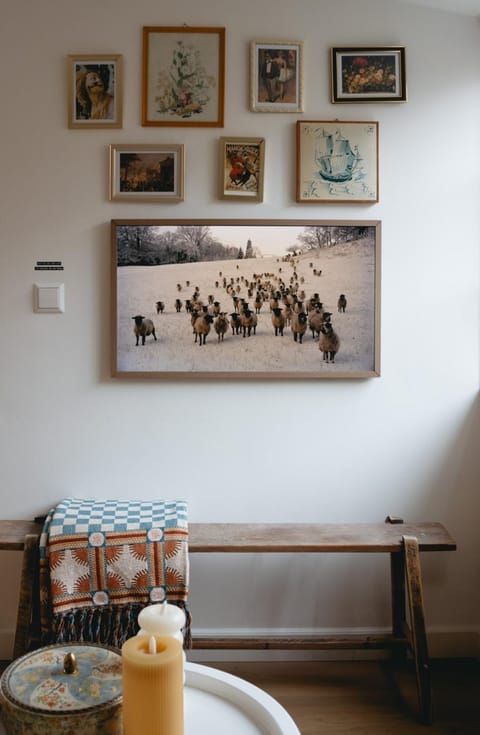 TV and multimedia, Living room, Decorative detail, Seating area