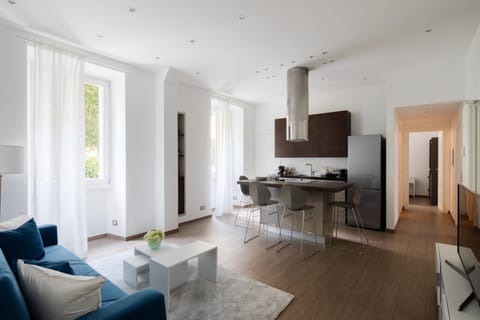 TV and multimedia, Kitchen or kitchenette, Living room, Seating area, Dining area, stove