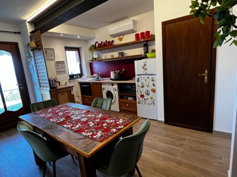 Kitchen or kitchenette, Dining area