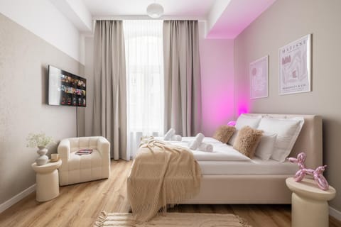Bed, Living room, Photo of the whole room, Seating area, Bedroom, towels