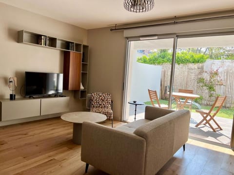 Communal lounge/ TV room, TV and multimedia, Living room, Seating area, Evening entertainment
