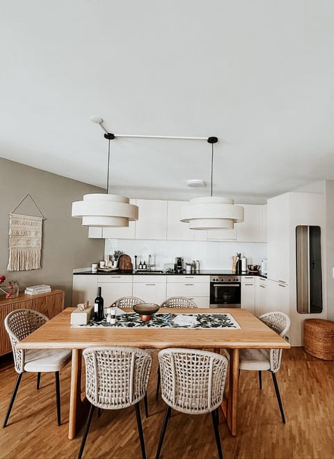 Kitchen or kitchenette, Living room, Seating area, Dining area, stove