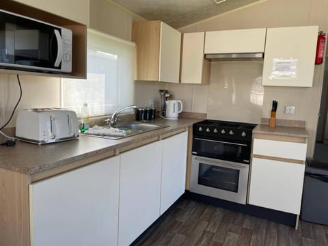 Coffee/tea facilities, Kitchen or kitchenette, stove, toaster