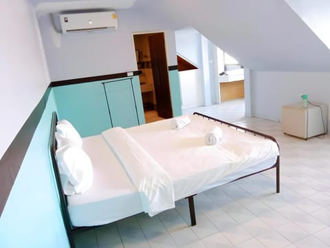 Bed, Photo of the whole room, Bedroom, air conditioner