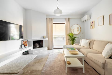 TV and multimedia, Living room, Seating area, Evening entertainment, air conditioner