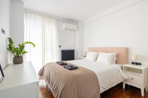 Bed, Bedroom, towels, air conditioner